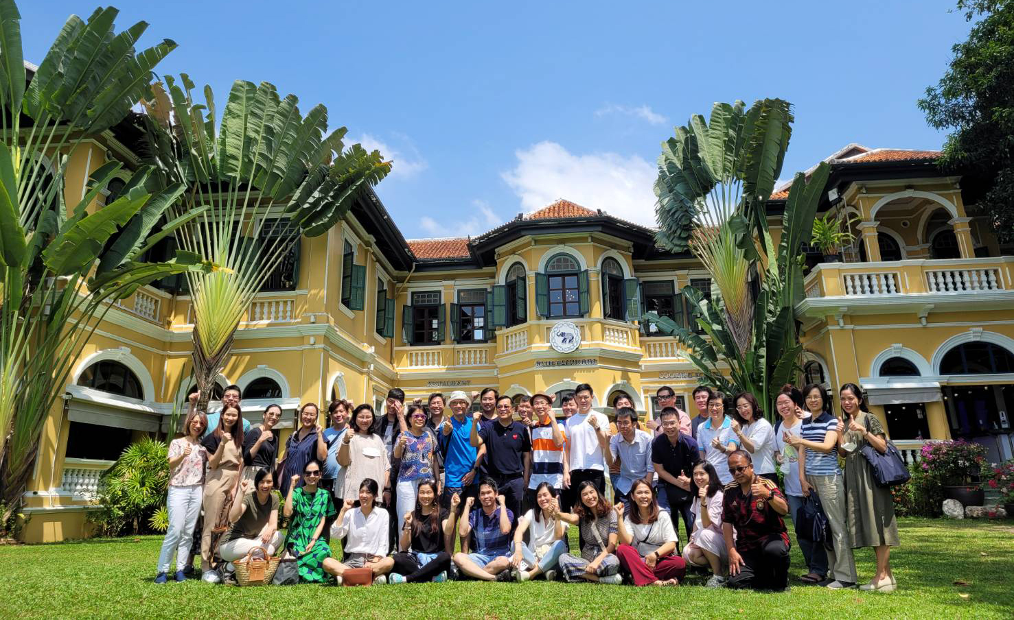 รองศาสตราจารย์ ดร.วิเลิศ ภูริวัชร คณบดี คณะพาณิชยศาสตร์และการบัญชี นำทีมคณาจารย์คณะพาณิชยศาสตร์และการบัญชี จุฬาลงกรณ์มหาวิทยาลัย ร่วม “โครงการสัมมนาคณาจารย์ เพื่อพัฒนาศักยภาพและส่งเสริมศิลปะวัฒนธรรม” เมื่อวันที่ 4-6 มีนาคม 2566 ณ จังหวัดภูเก็ต เพื่อร่วมกันสร้างผลงานทางวิชาการ ขับเคลื่อนคณะพาณิชยศาสตร์และการบัญชีในการพัฒนาคุณภาพการศึกษาในอนาคต และเป็นการสร้างสายสัมพันธ์อันดีระหว่างคณาจารย์ ก่อเกิดความสามัคคี พร้อมเรียนรู้การทำงานเป็นทีมร่วมกันผ่านการทำกิจกรรมต่าง ๆ